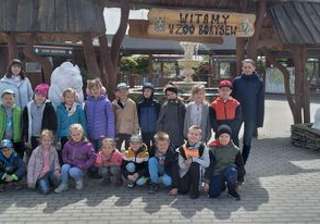 Dzieci pozują do wspólnej fotografii przed wejściem do Zoo.