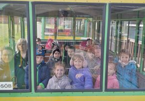 Dzieci jadą kolejką po Zoo w Borysewie.