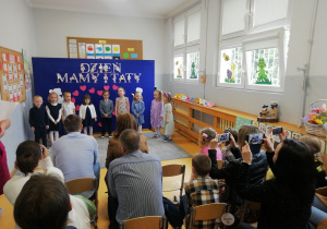Dzieci wspólnie mówią wiersz dla mamy i taty.