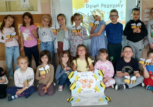 Dzieci z grupy Smerfy z okazji Dnia Pszczoły dumnie prezentują wykonany przez siebie plakat.