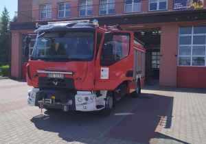 Na zdjęciu budynek Straży Pożarnej w Bełchatowie i wóz strażacki.