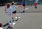 Dzieci z grupy Pszczółki spędziły dzień kropki na boisku szkolnym podczas zajęć sportowych. Dzieci pokonują ścieżkę ogólnorozwojową wykonując ćwiczenia kolorowej kropki.