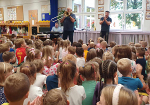 Podczas wykonywanie utworu - gry na instrumencie dzieci klaszczą w rytm muzyki.