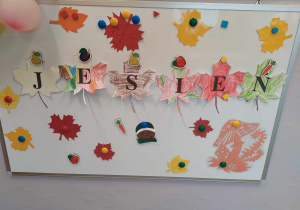 Dzieci same przygotowały tablice do zajęć z napisem jesień.