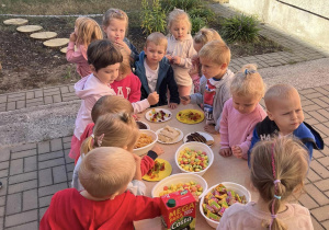 Dzieci częstują się słodkościami przygotowanymi z okazji Dnia Przedszkolaka.