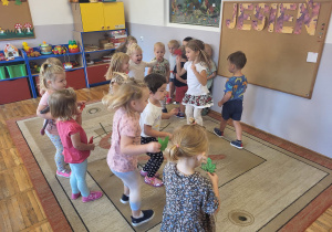 Dzieci uczestniczą w zabawie ruchowej.