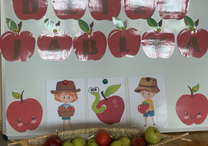 Na zdjęciu widzimy napis Dzień Jabłka oraz jabłka w koszyku.