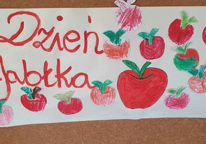 Na zdjęciu widnieje napis Dzień Jabłka i małe jabłka wykonane przez dzieci w formie plastycznej.