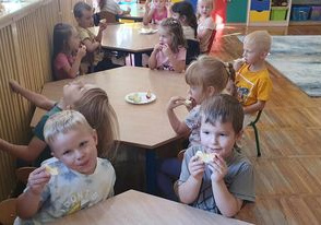 Przedszkolaki za pomocą zmysłu smaku doświadczają i porównują smak jabłek.
