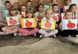 Dzieci z grupy Smerfy prezentują swoje prace z okazji Dnia Jabłka.