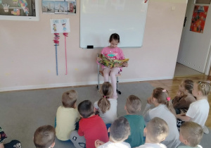 W grupie Tropiciele Ania z klasy III czyta dzieciom bajkę pt. Jaś i Małgosia.