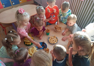 Dzieci z grupy Biedronki częstują się słodkościami przygotowanymi z okazji Dnia Chłopaka.