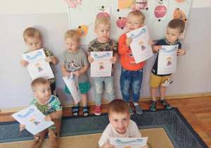 Chłopcy z grupy Biedronki pozują do zdjęcia z dyplomami Super Chłopaka.