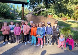 Grupa Motylki pozuje do zdjęcia z drewnianą tabliczką jelenia.