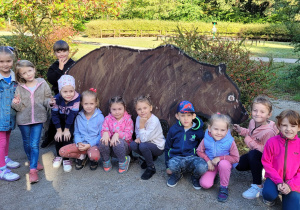 Grupa Motylki pozuje do zdjęcia z drewnianą tabliczką niedźwiedzia.