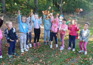 Dzieci z grupy Słoneczka wyrażają radość, oraz podziwiają piękno jesiennego lasu.