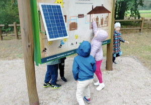 Dzieci poznają odnawialne źródła energii.