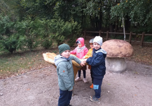 Dzieci z grupy Tropiciele przy okazach grzybów.