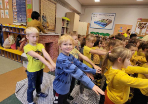 Przedszkolaki tańczą w rytm piosenki śpiewanej przez grupę Żabki.