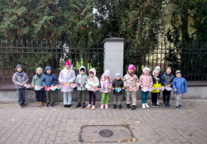 Dzieci z grupy "Tropiciele" z serduszkami przy pomniku Jana Pawła II.
