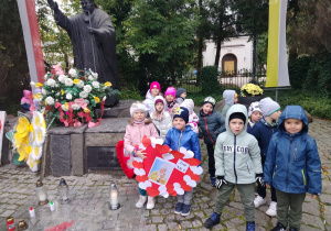 Dzieci z grupy "Tropiciele" z sercem dla Jana Pawła II przy pomniku Jana Pawła II.