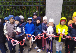 Dzieci z grupy "Pszczółki" z łańcuchem serc dla Jana Pawła II.