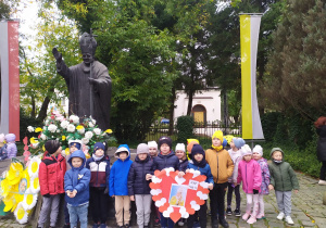 Grupa "Pszczółki" przy pomniku Jana Pawła II.