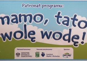 Tablica - patronat edukacyjnego programu ogólnopolskiego "Mamo'Tato wole wodę"