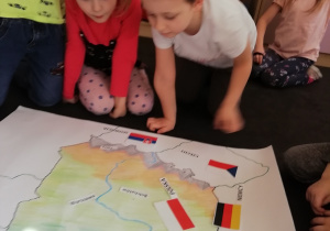 Kółko patriotyczne - "Z plecakiem przez Polskę", dzieci oglądają mapę Polski
